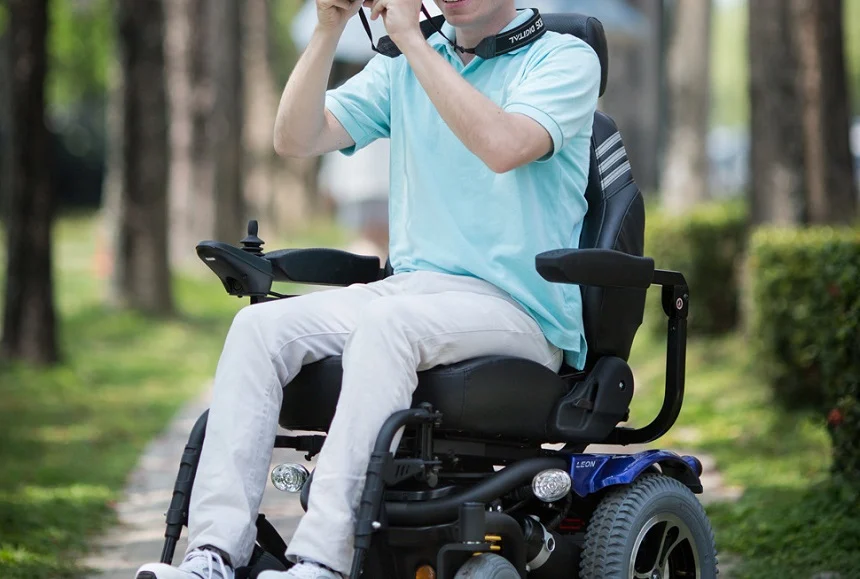 Mobility Scooter vs. Power Wheelchair: Which One Should You Pick?