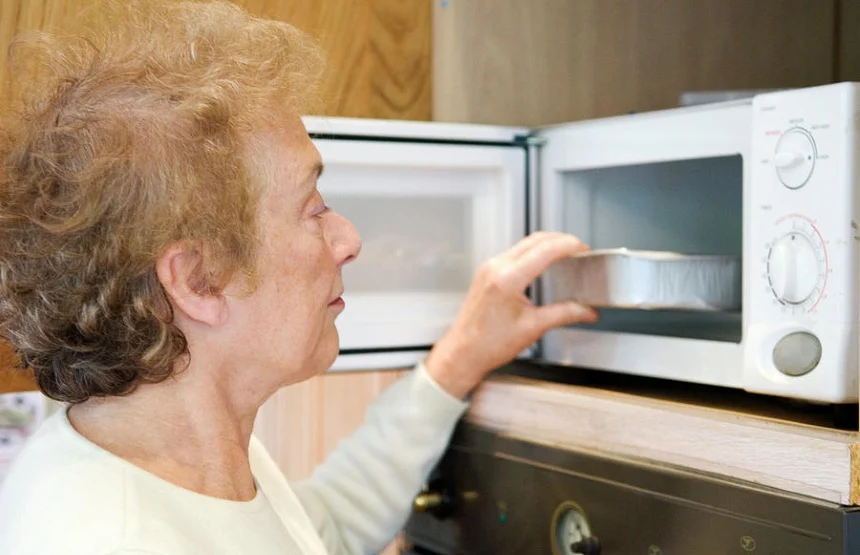 9 Best Microwaves for Seniors - Safest Devices to Reheat and Cook the Food